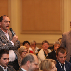 Martin Zaimov asks a question to the US guests.